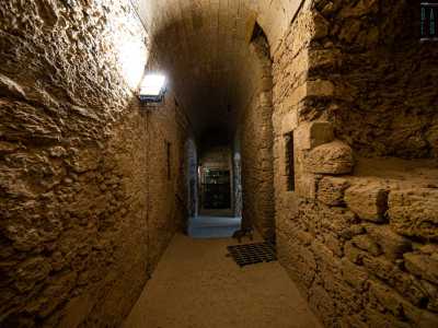 . Ci ritroviamo all�interno di un lungo corridoio illuminato solo da un faro. �Stiamo attraversando gli interni di un percorso fortificato in calcarenite � ci spiega Giletti -: fu costruito nel 1492 dal castellano Crispano al fine di congiungere il castello con le mura della citt�